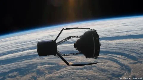 Китайский космический аппарат успешно отвел с орбиты старый спутник