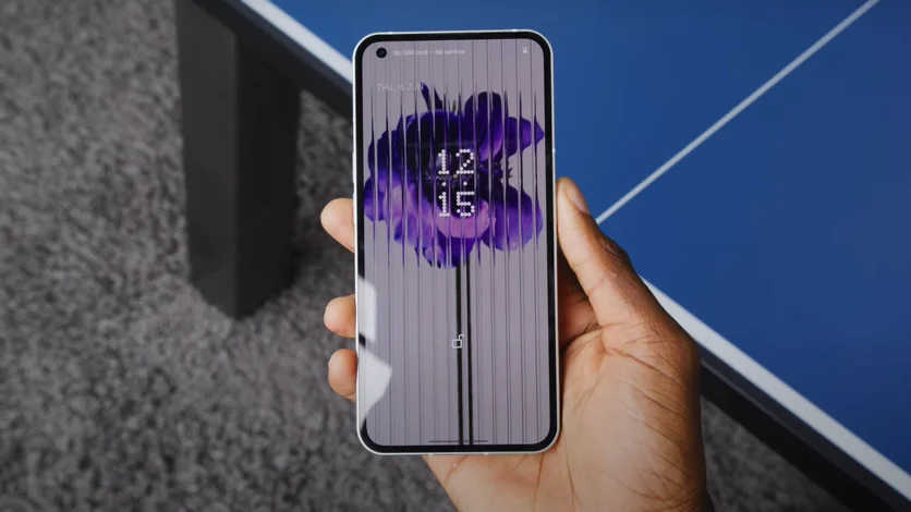 A blogger from YouTube showed the design and functionality of the smartphone Nothing Phone (1) live