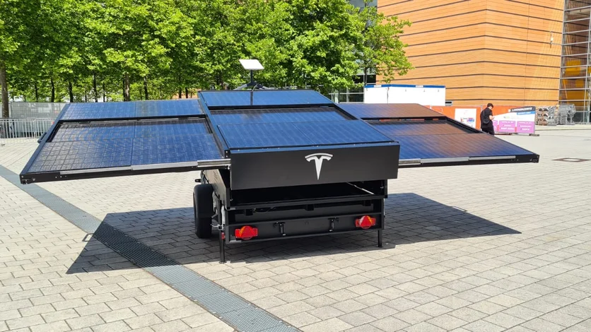 Tesla showed a trailer with solar panels