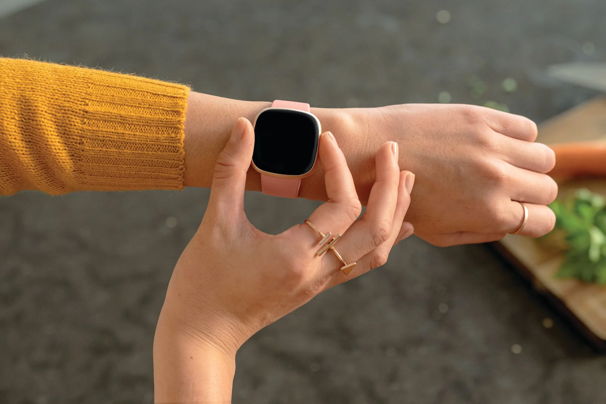 Раскрыты подробности о новых умных часах и фитнес-трекере от Fitbit. Официального анонса еще не было