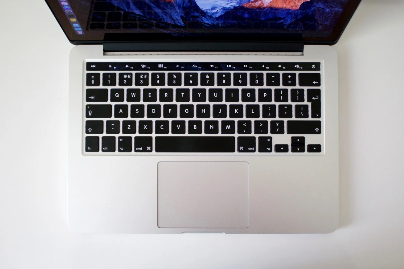 Apple выпустит MacBook с клавиатурой из стекла