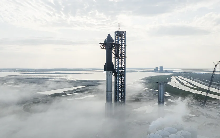 SpaceX показала корабль Starship на стартовой площадке