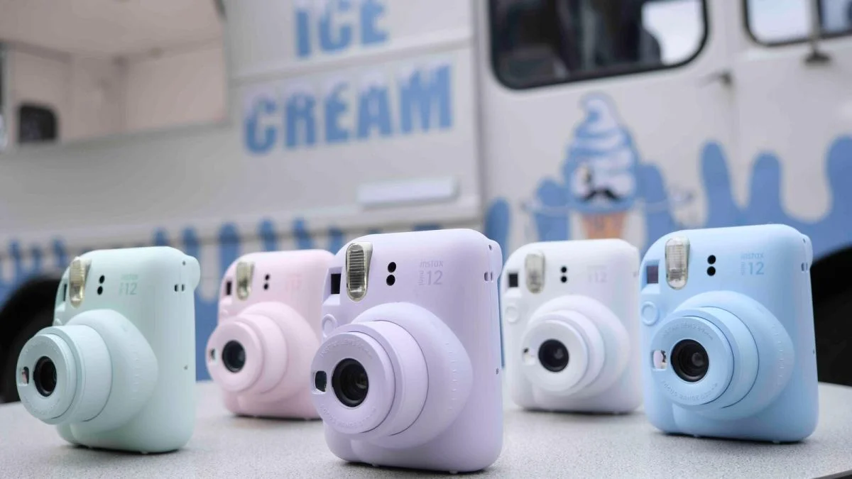 Fujifilm представила новую модель линейки камер моментальной печати Instax Mini 12