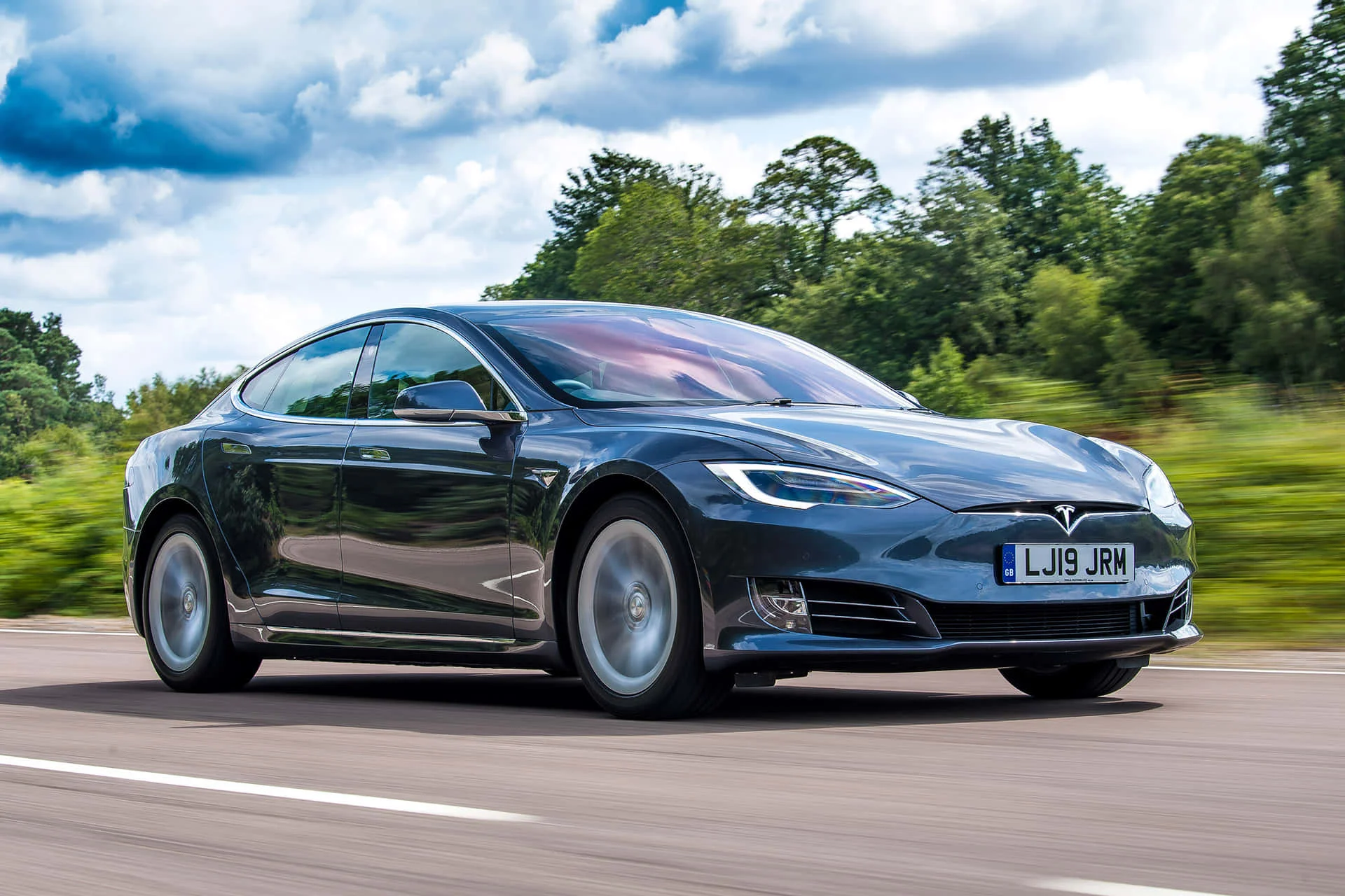 Автомобили Tesla будут распознавать усталость водителя